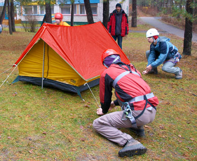 Установка палатки на соревнованиях туристов