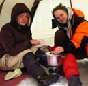 Приготовление пищи на газовой горелке в палатке
