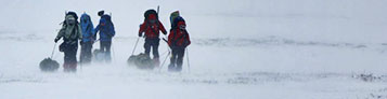 Туристы лыжники во время пурги на Полярном Урале