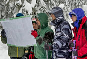 Группа туристов лыжников у карты Кузнецкого Алатау